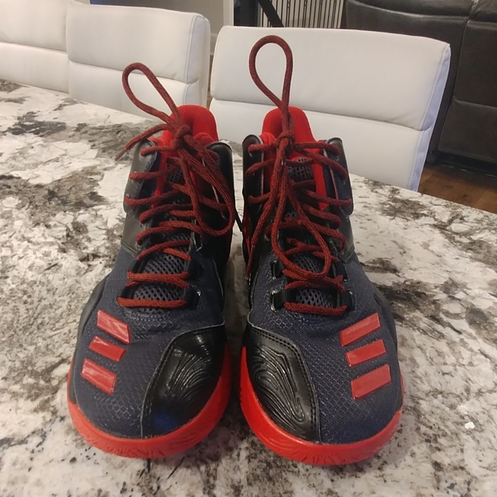 Men's size 9.5 Adidas Hightop/Basketball Shoe